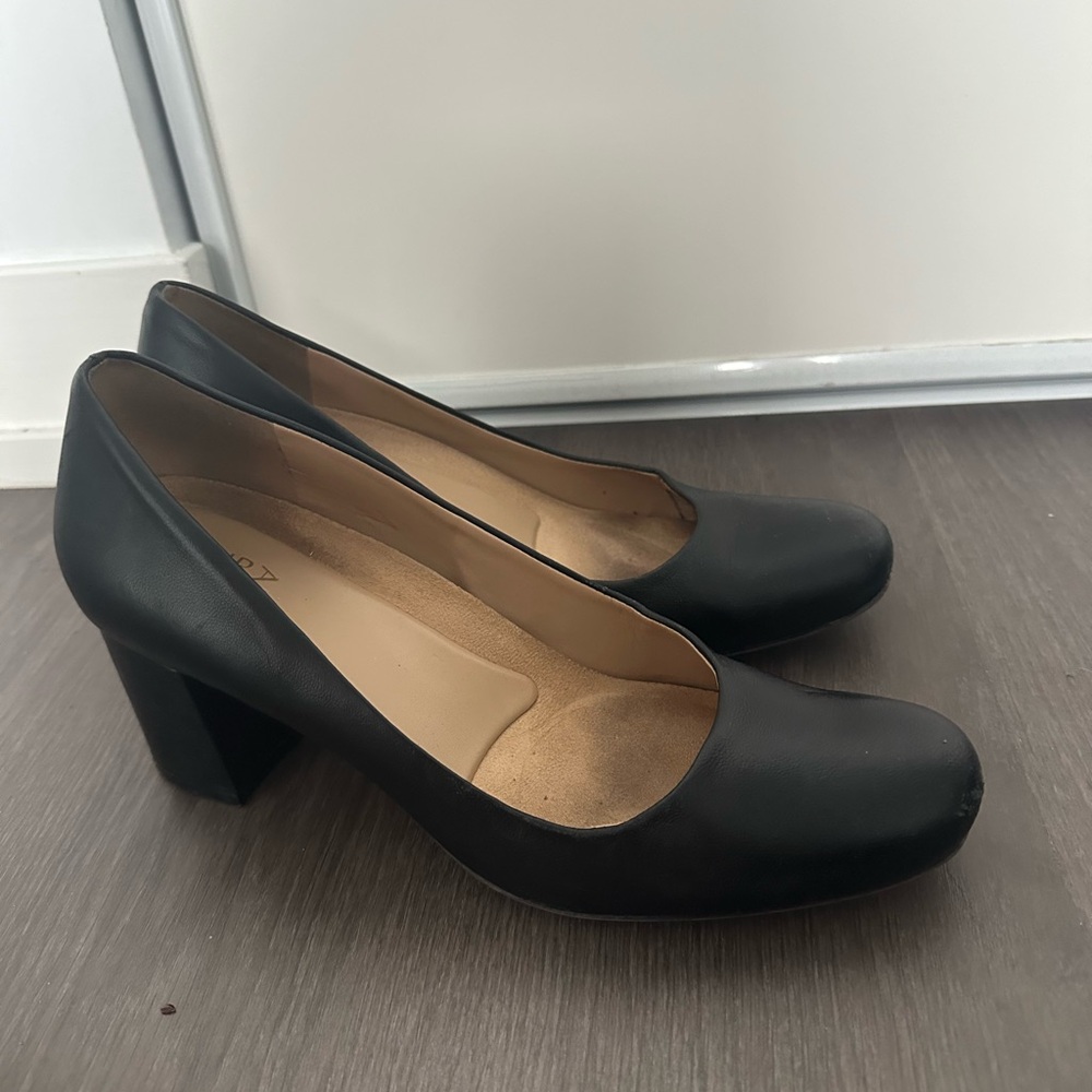 NATURALIZER Size 9 US women’s black pumps